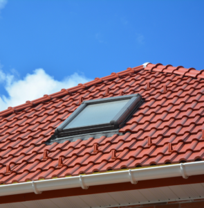 Jak okna dachowe PVC wpływają na oszczędność energii w domu?